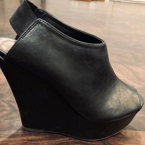 ▪️Steve Madden Black Wedges